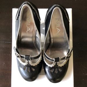 Mia black pumps